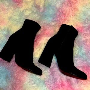 TRENDY AF 🖤 These booties are a must for all season long!